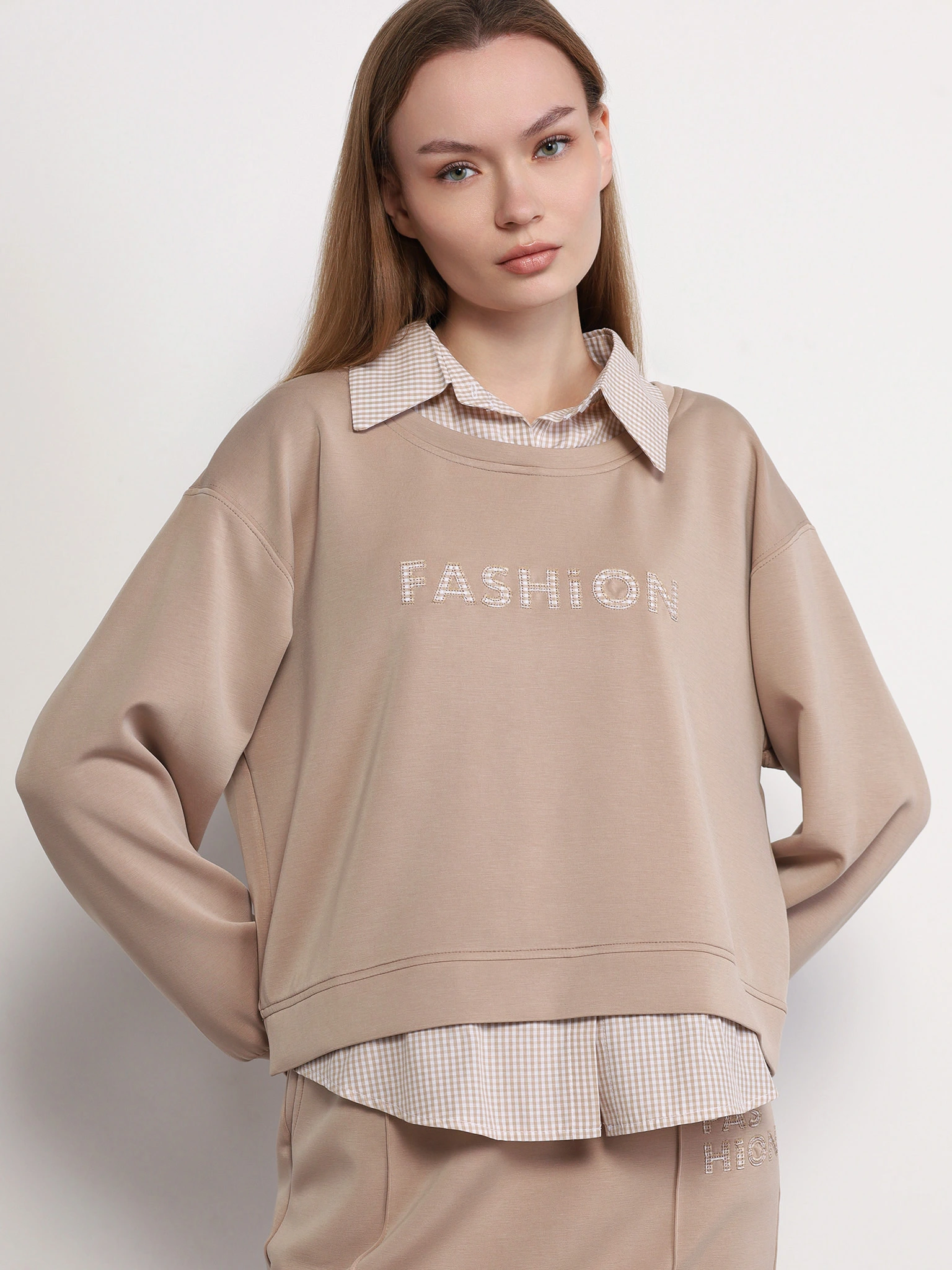 Толстовка бежевого цвета с имитацией